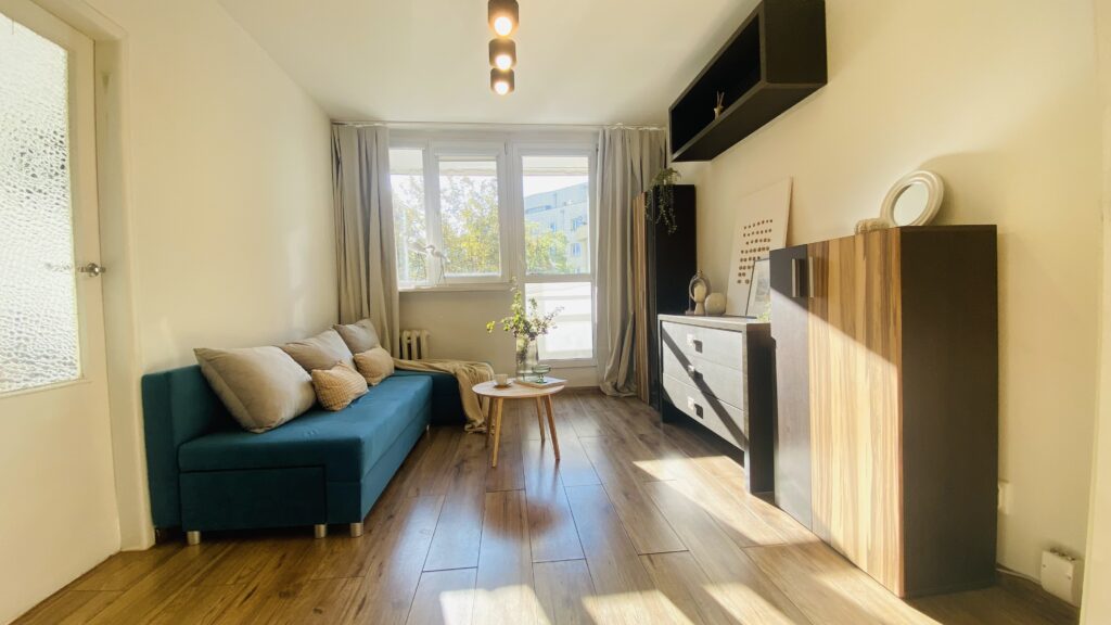 Jasny salon z wyjściem na loggię - mieszkanie przy ul. Zielińskiego we Wrocławiu